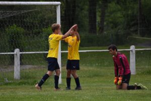 Leo et Romain célèbrent le but du 3-0 contre Hendaye